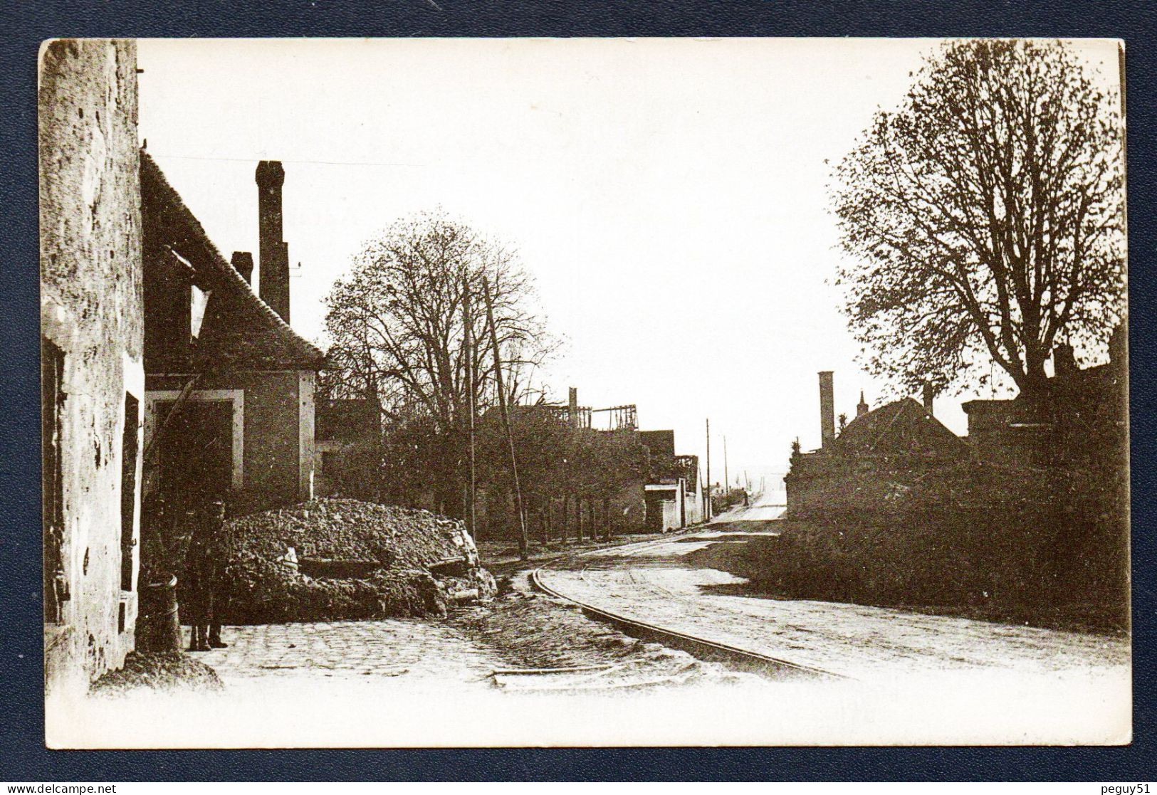 Soldat Dans Une Maison Bombardée, à La Sortie D'un Village. Gravats, Voie Ferrée. A Identifier - A Identificar