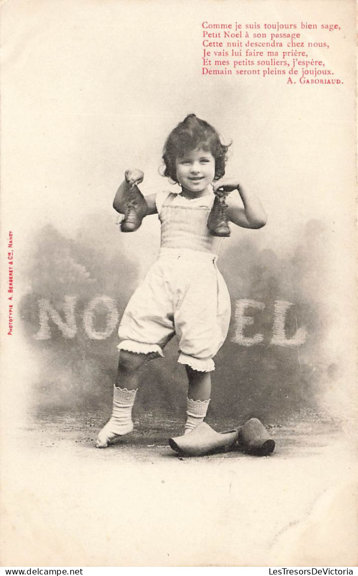 ENFANTS - Un Enfant Montrant Ses Bottes - Carte Postale Ancienne - Ritratti