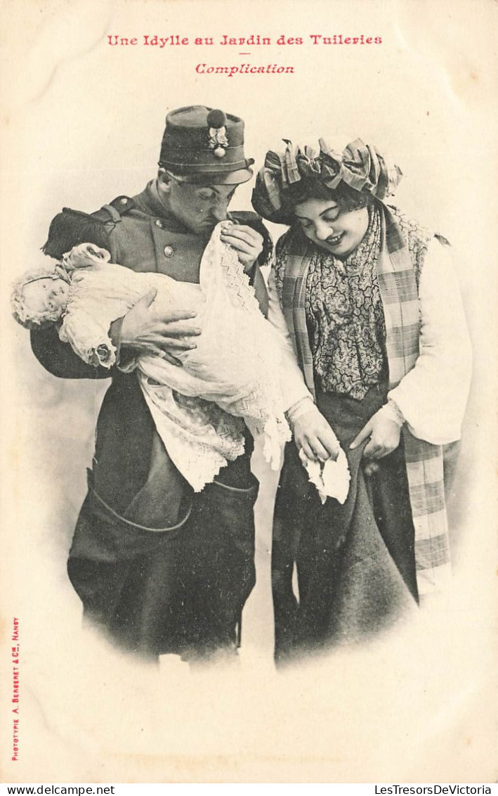 COUPLES - Une Idylle Au Jardin Des Tuileries - Complication - Carte Postale Ancienne - Koppels