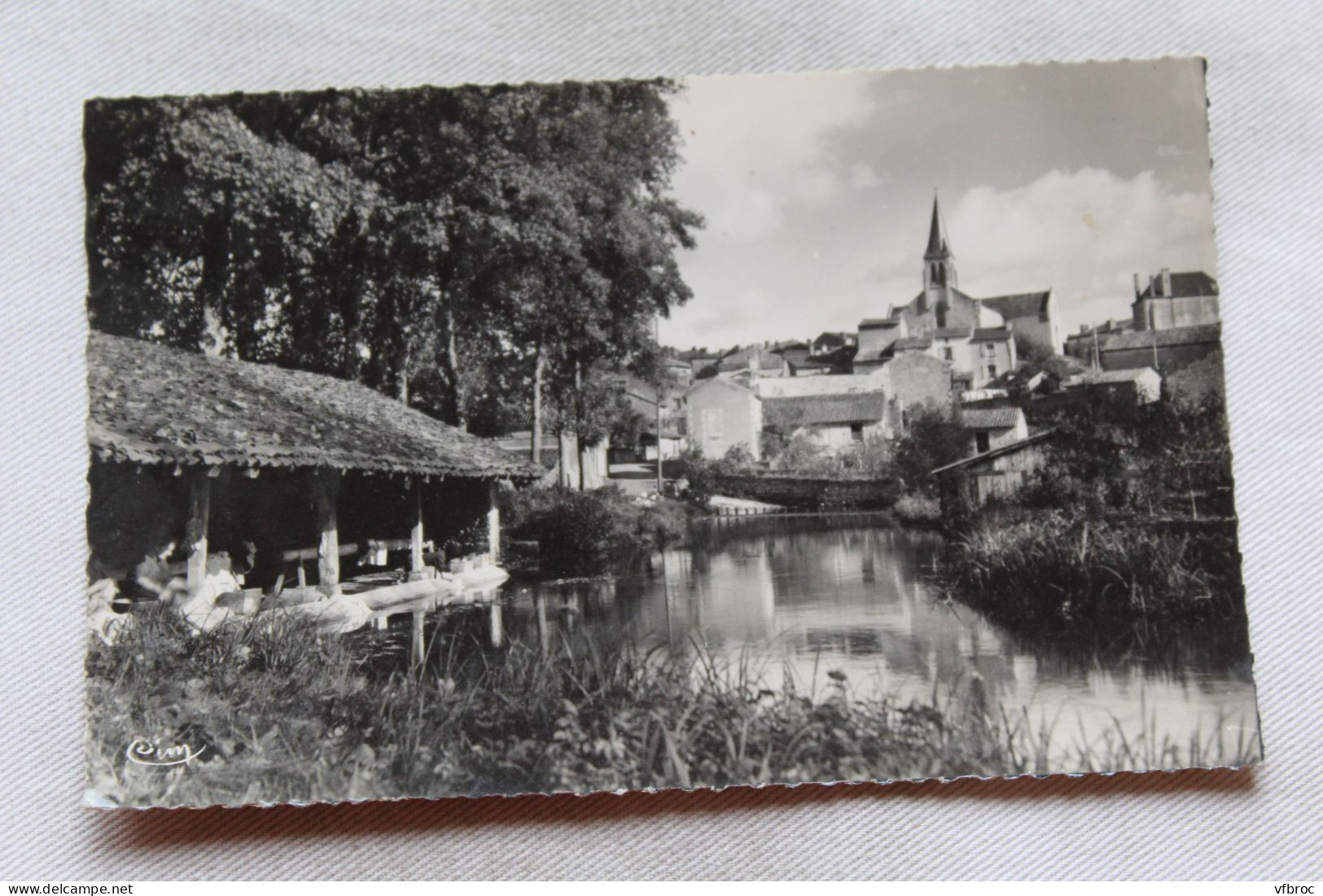 Cpsm, Gençay, Les Bords De La Belle, Vienne 86 - Gencay