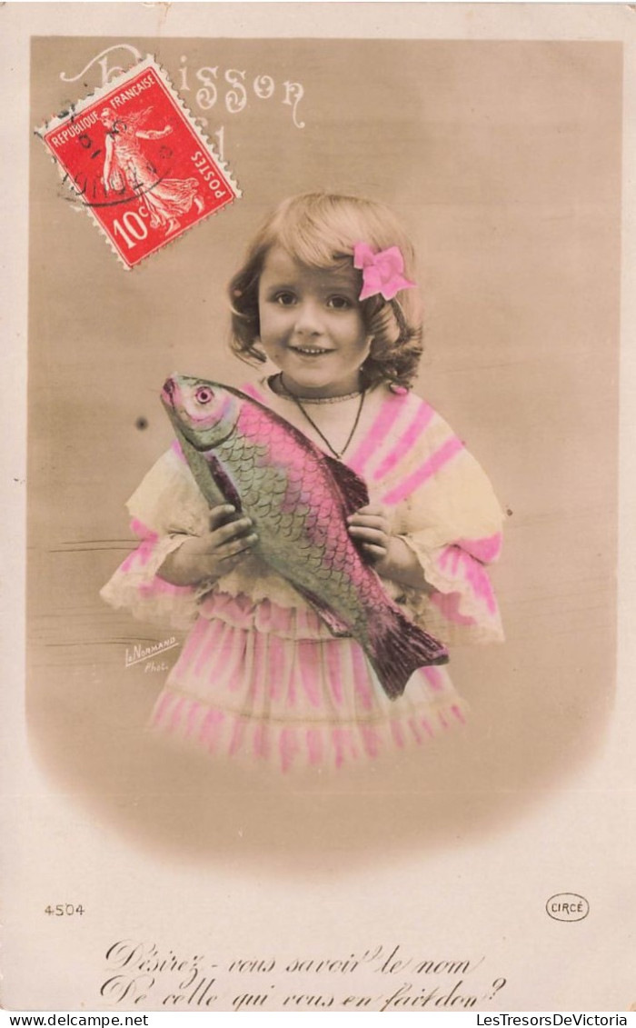 FETES - VOEUX - Poisson D'avril - Petite Fille Seule Tenant Un Poisson Dans Sa Main - Carte Postale Ancienne - 1 April (aprilvis)