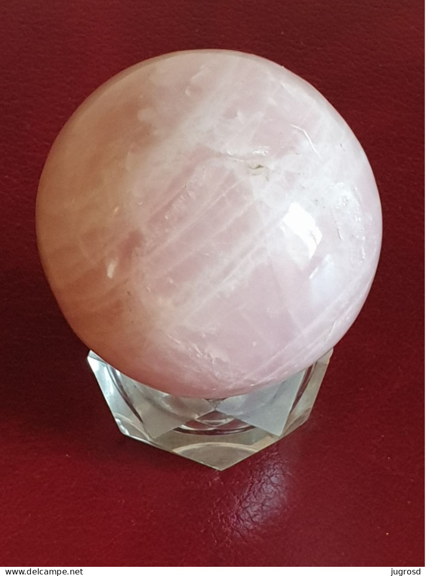 Sphère de quartz rose diamètre 6,5 cm poids 350 grammes