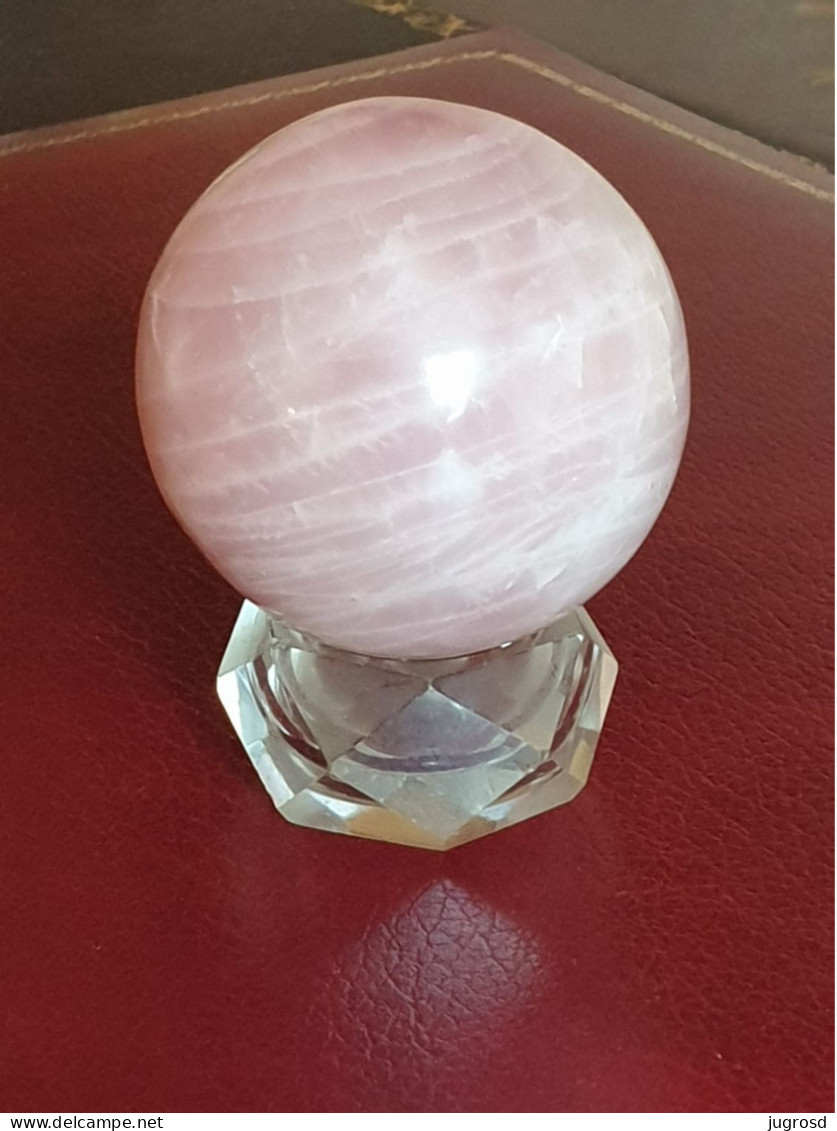 Sphère de quartz rose diamètre 6,5 cm poids 350 grammes