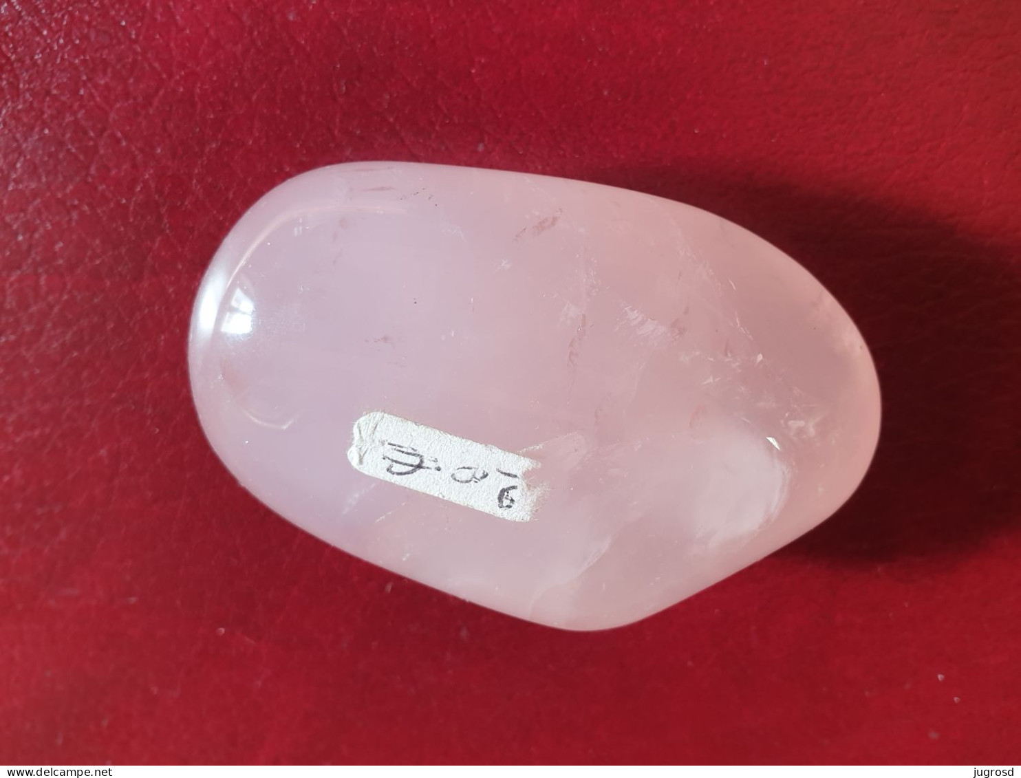 Galet de quartz rose longueur 7,6 cm poids 173 grammes