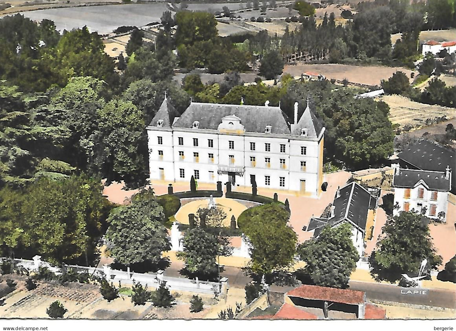 C/160    CPSM 14,50 X 10,50 CM  -  Vue Aérienne -    79   Chef-boutonne  -      Vue Générale  La Mairie - Chef Boutonne