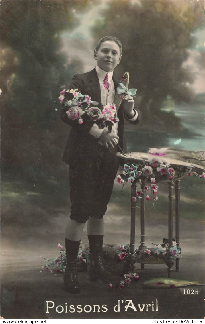 FETES - VOEUX - 1er Avril - Poisson D'avril - Poissons D'avril - Homme Avec Un Bouquet De Fleur - Carte Postale Ancienne - April Fool's Day