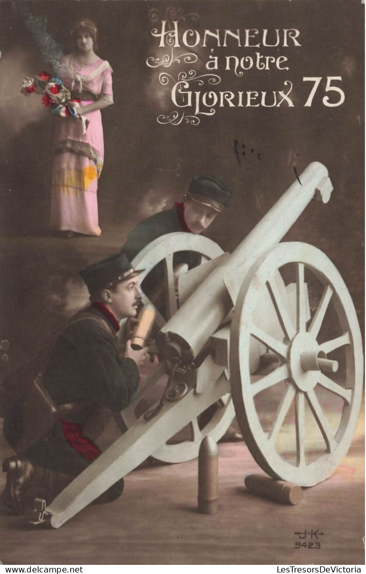 FANTAISIES - Hommes - Deux Militaires Et Une Femme - Honneur à Notre Glorieux 75 - Carte Postale Ancienne - Hommes