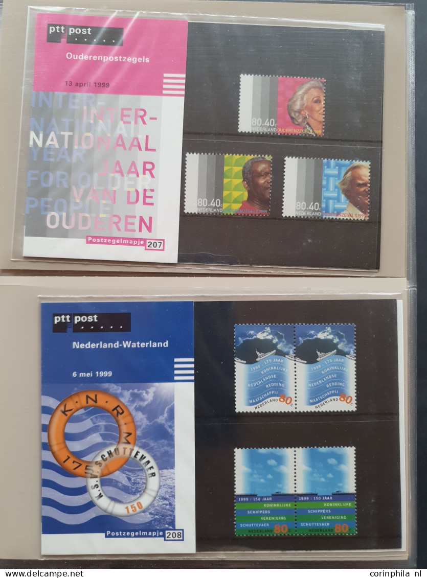 2001-2021 Collectie Postzegelmapjes W.b. Nominaal Ca. €450,-, NL1 (ca. 1150x), Internationaal (ca. 150x) En Kerst (ca. 1 - Collections