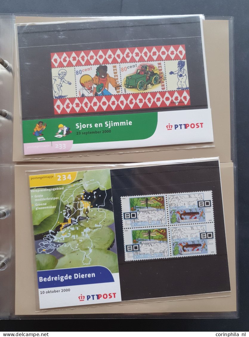 2001-2021 collectie postzegelmapjes w.b. nominaal ca. €450,-, NL1 (ca. 1150x), Internationaal (ca. 150x) en Kerst (ca. 1