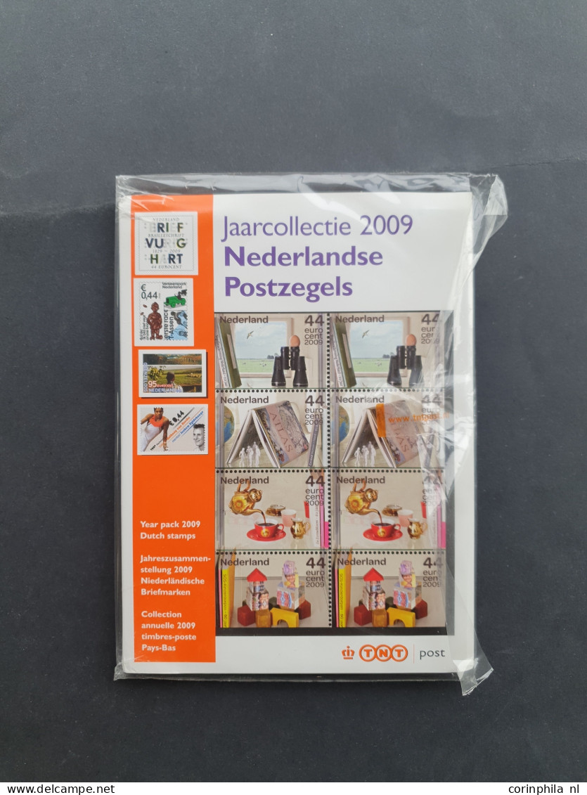 1998-2015 collectie */** w.b. nominaal ruim €400, NL1 (ca. 500x), Internationaal (ca. 70x) en Kerst (ca. 80x) in 3 Davo 