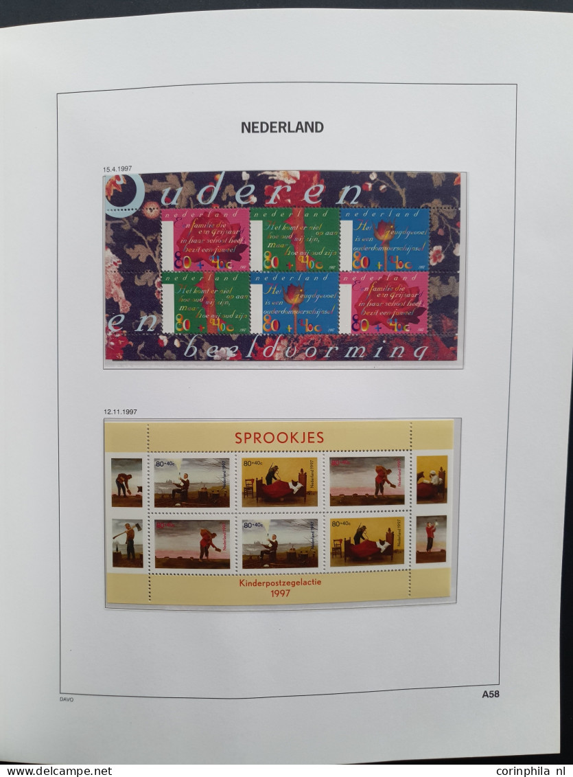 1998-2015 collectie */** w.b. nominaal ruim €400, NL1 (ca. 500x), Internationaal (ca. 70x) en Kerst (ca. 80x) in 3 Davo 