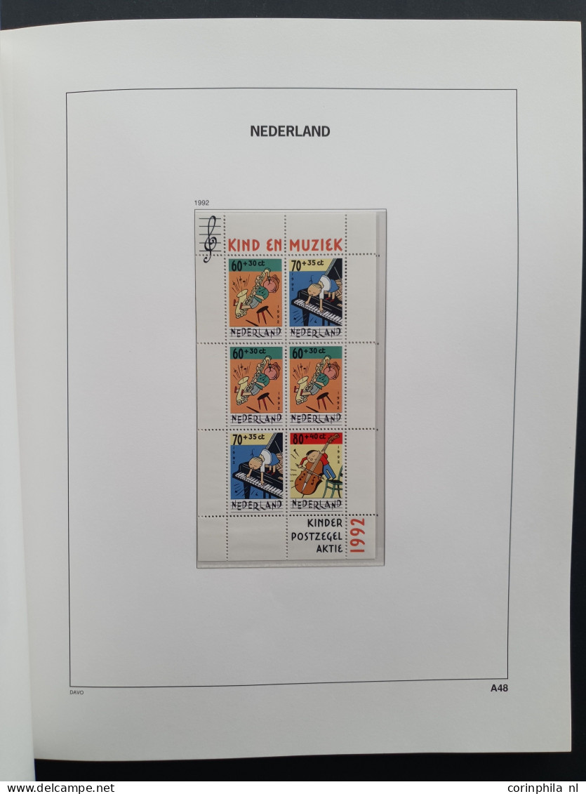 1998-2015 collectie */** w.b. nominaal ruim €400, NL1 (ca. 500x), Internationaal (ca. 70x) en Kerst (ca. 80x) in 3 Davo 