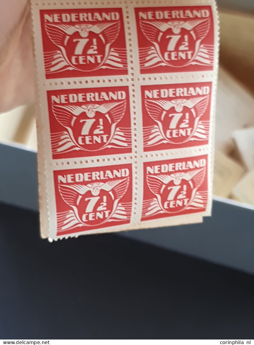 1940-1942, ca. 30 oude postzegelboekjes in doosje