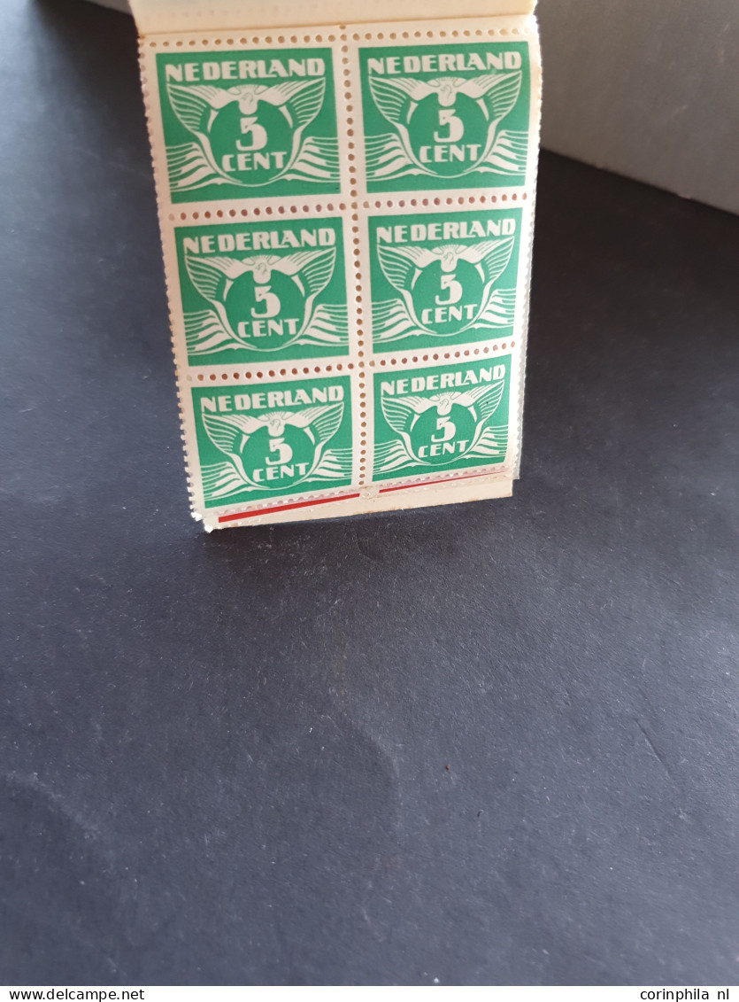 1940-1942, ca. 30 oude postzegelboekjes in doosje