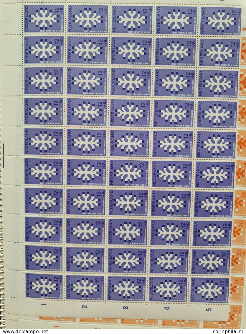 1954-1975 hele en halve vellen ** w.b. 1969 zomerzegels en 1970 computerontwerpen in map