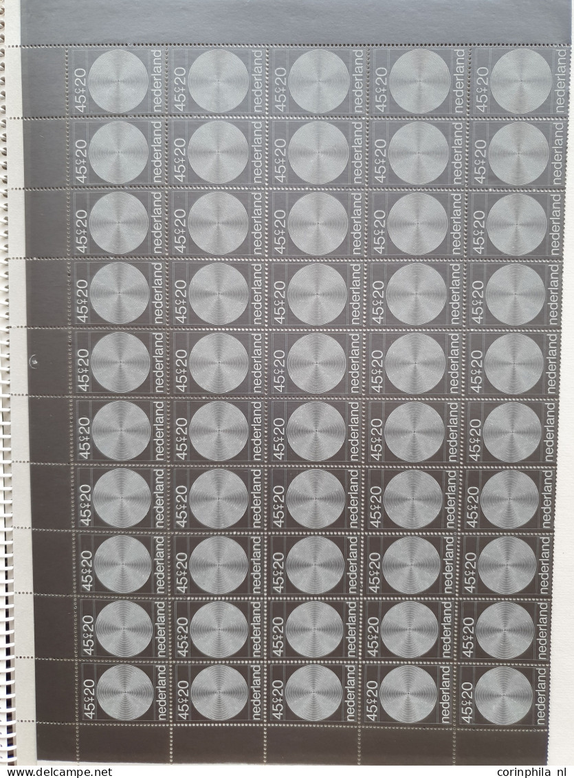1954-1975 hele en halve vellen ** w.b. 1969 zomerzegels en 1970 computerontwerpen in map