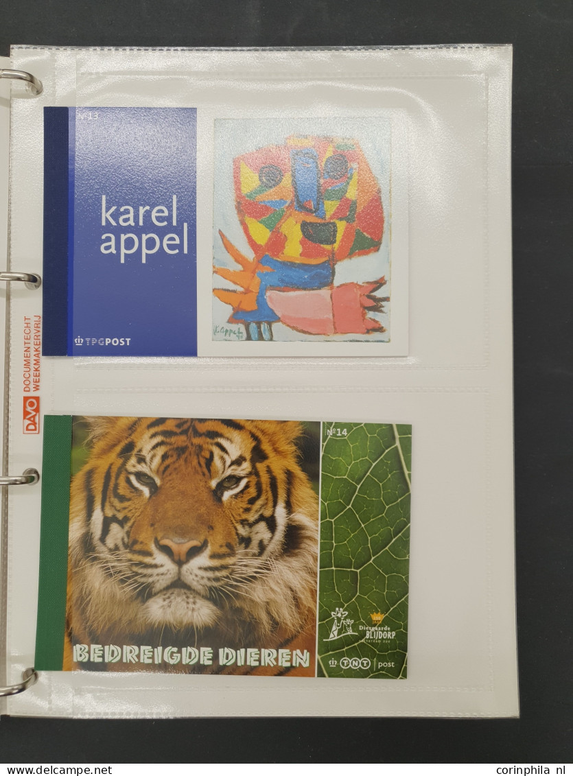 1982-2009 collectie postzegelmapjes en collectie Nederland op Davo bladen w.b. nominaal ca. €800 in 16 albums in 2 dozen