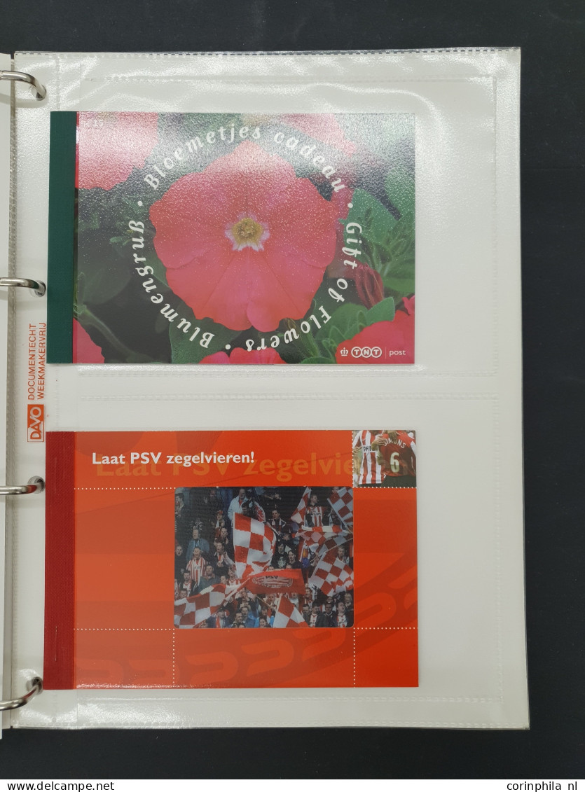 1982-2009 collectie postzegelmapjes en collectie Nederland op Davo bladen w.b. nominaal ca. €800 in 16 albums in 2 dozen