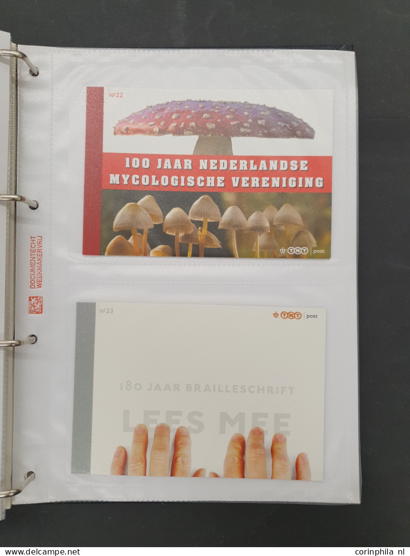 1982-2009 collectie postzegelmapjes en collectie Nederland op Davo bladen w.b. nominaal ca. €800 in 16 albums in 2 dozen