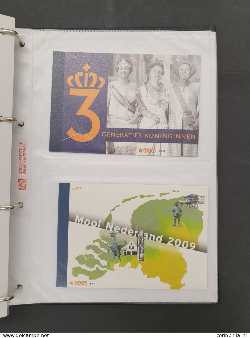 1982-2009 collectie postzegelmapjes en collectie Nederland op Davo bladen w.b. nominaal ca. €800 in 16 albums in 2 dozen
