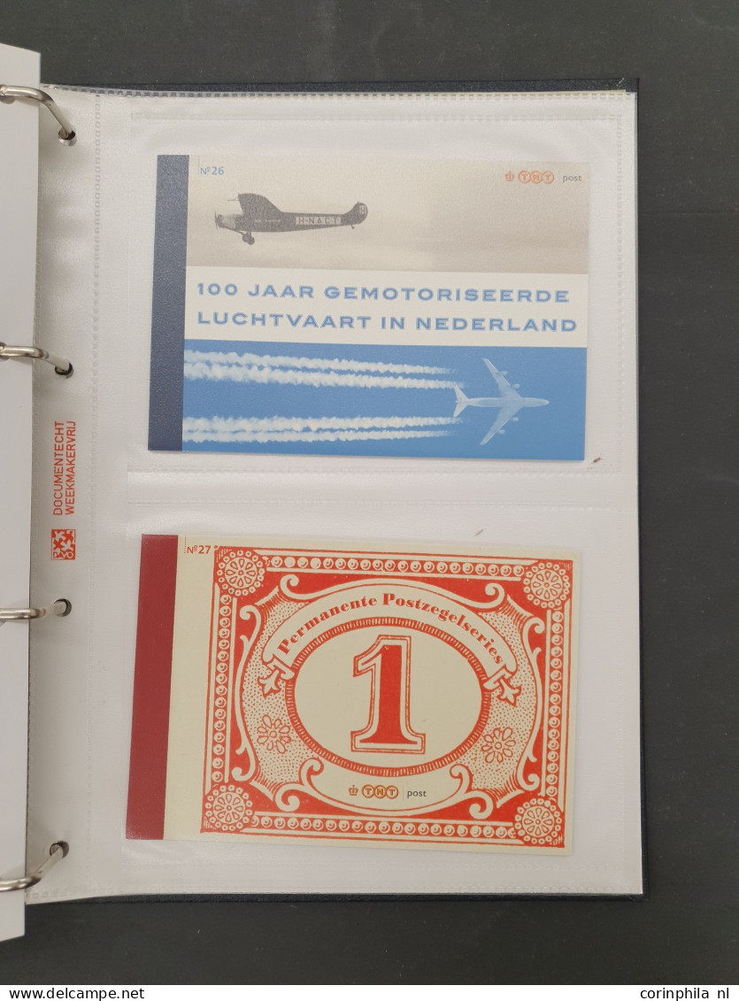 1982-2009 collectie postzegelmapjes en collectie Nederland op Davo bladen w.b. nominaal ca. €800 in 16 albums in 2 dozen