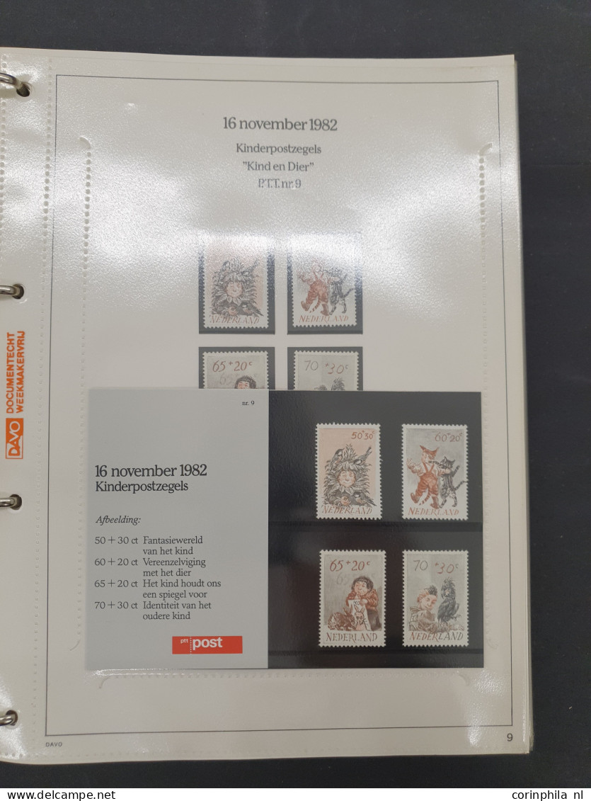 1982-2009 collectie postzegelmapjes en collectie Nederland op Davo bladen w.b. nominaal ca. €800 in 16 albums in 2 dozen