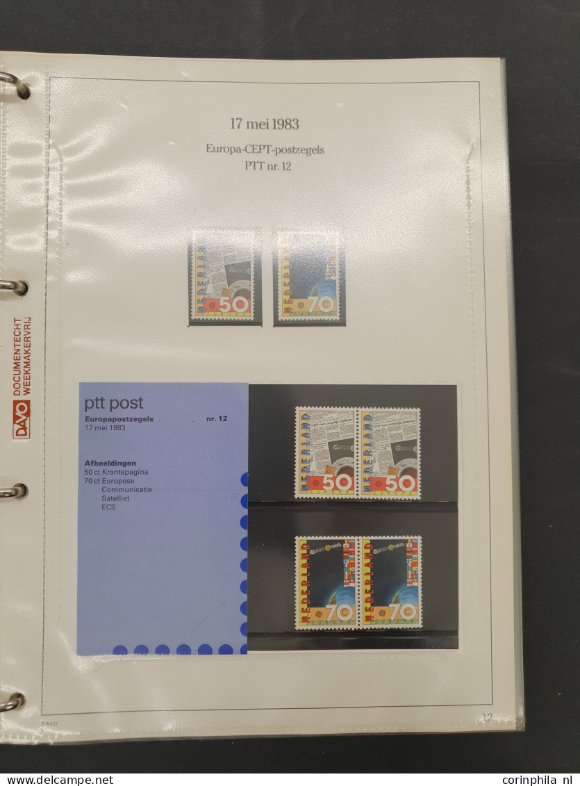 1982-2009 collectie postzegelmapjes en collectie Nederland op Davo bladen w.b. nominaal ca. €800 in 16 albums in 2 dozen