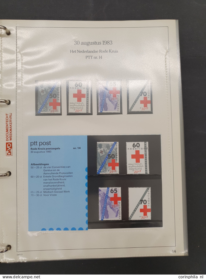 1982-2009 collectie postzegelmapjes en collectie Nederland op Davo bladen w.b. nominaal ca. €800 in 16 albums in 2 dozen