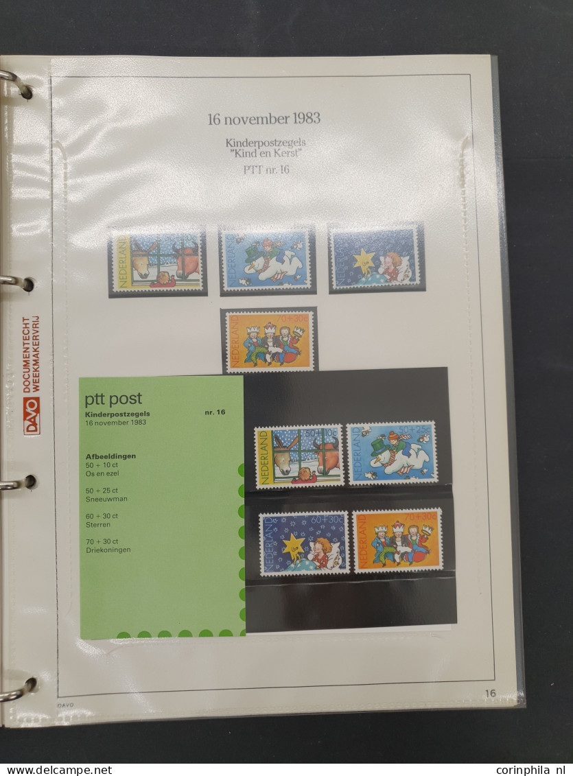 1982-2009 collectie postzegelmapjes en collectie Nederland op Davo bladen w.b. nominaal ca. €800 in 16 albums in 2 dozen