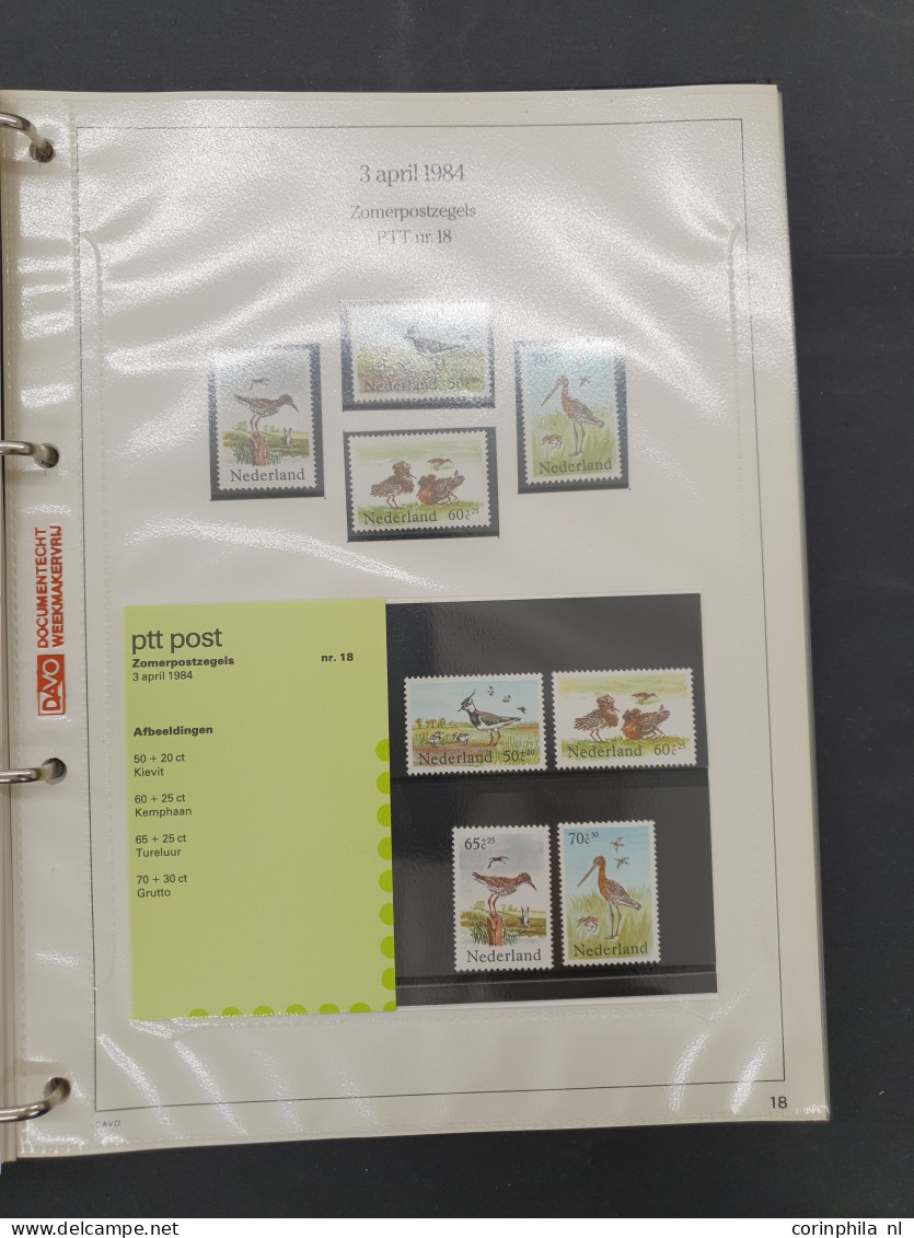 1982-2009 collectie postzegelmapjes en collectie Nederland op Davo bladen w.b. nominaal ca. €800 in 16 albums in 2 dozen