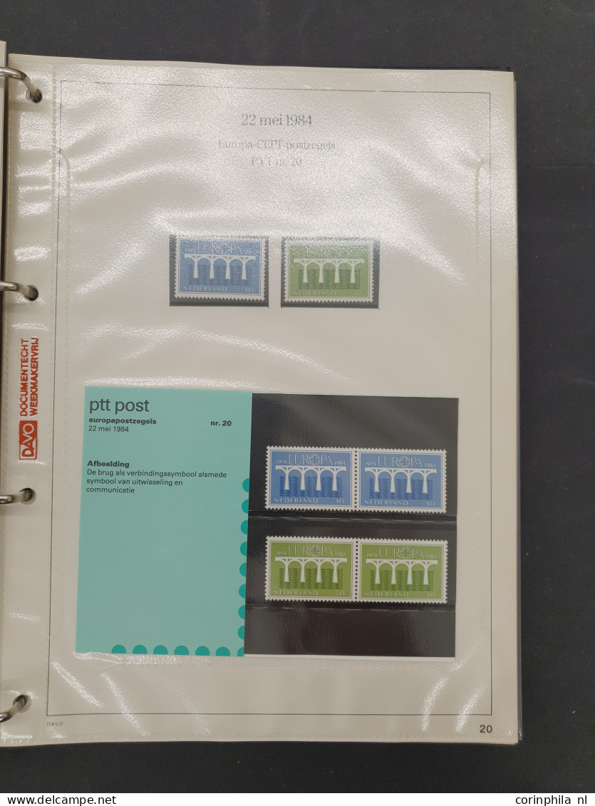 1982-2009 collectie postzegelmapjes en collectie Nederland op Davo bladen w.b. nominaal ca. €800 in 16 albums in 2 dozen