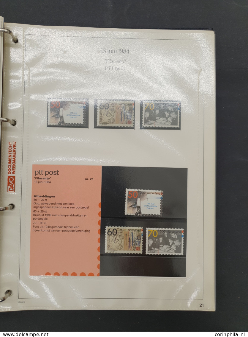 1982-2009 collectie postzegelmapjes en collectie Nederland op Davo bladen w.b. nominaal ca. €800 in 16 albums in 2 dozen