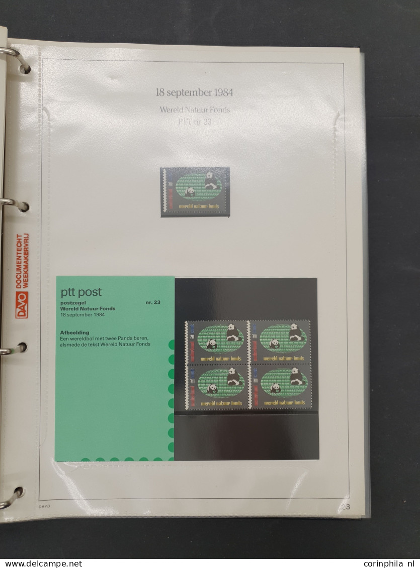 1982-2009 collectie postzegelmapjes en collectie Nederland op Davo bladen w.b. nominaal ca. €800 in 16 albums in 2 dozen