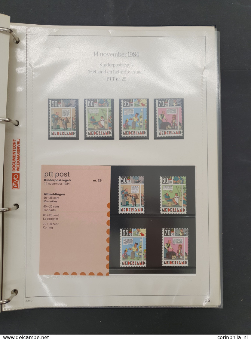 1982-2009 collectie postzegelmapjes en collectie Nederland op Davo bladen w.b. nominaal ca. €800 in 16 albums in 2 dozen