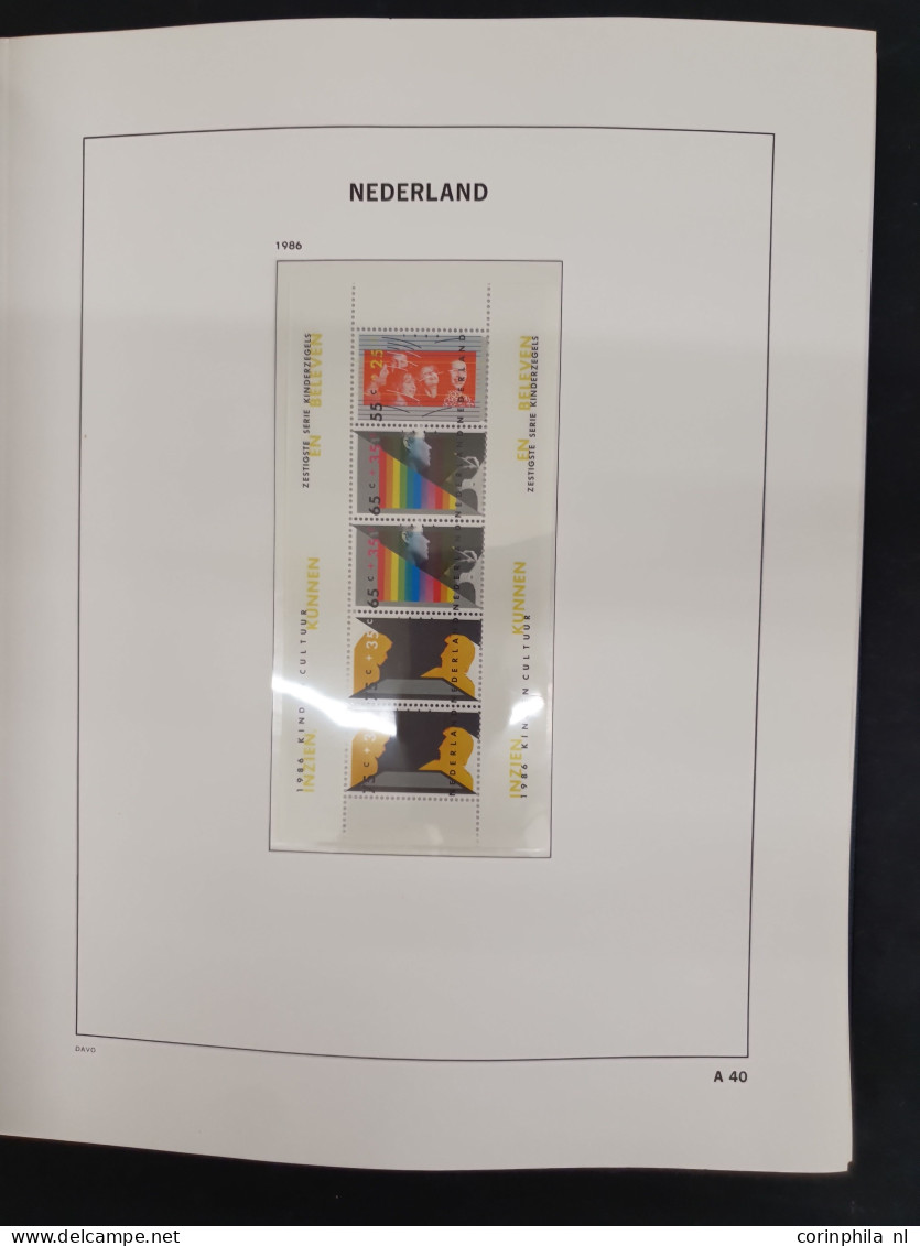1950-2000 ca., 17 kleine verzamelingen in luxe albums in 2 verhuisdozen