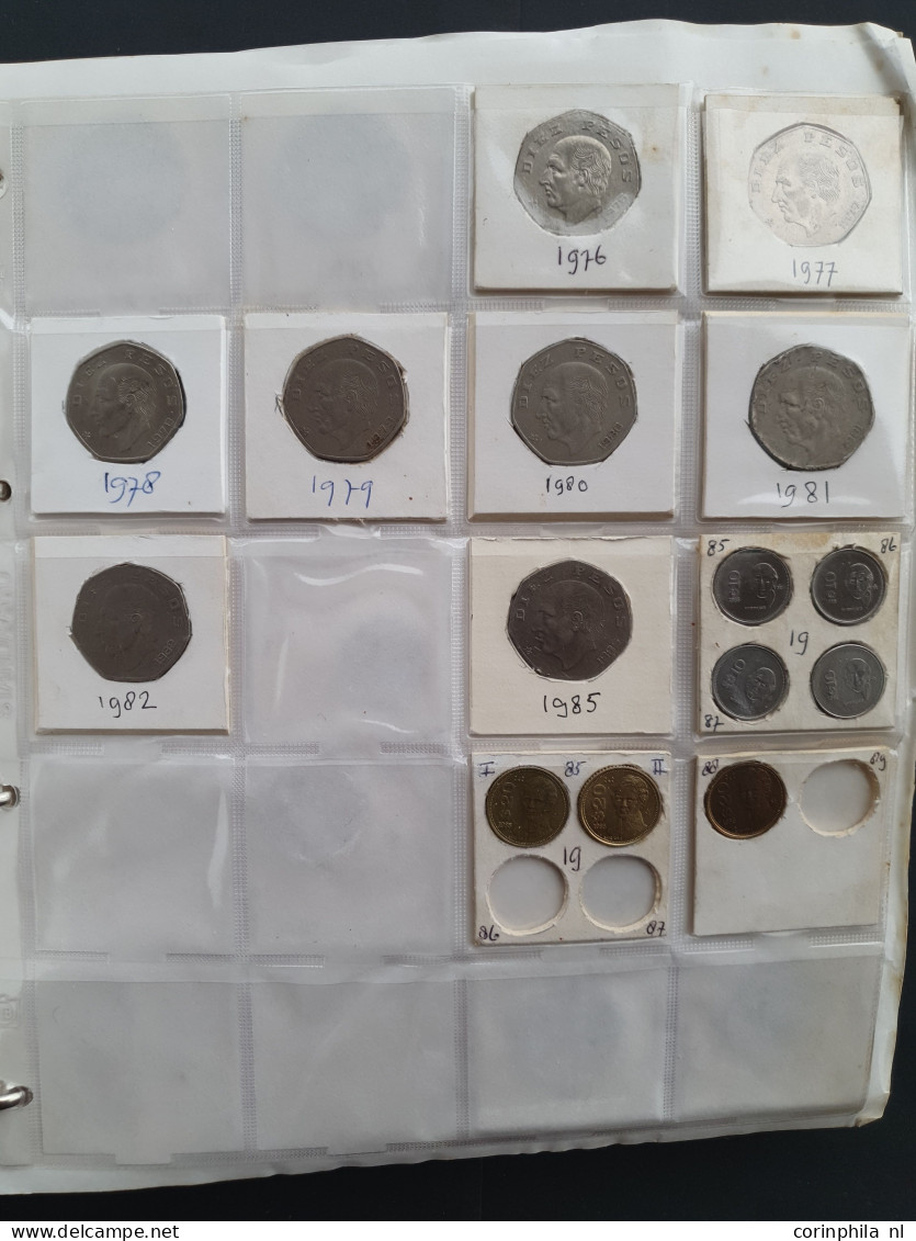 collection Middle and South America 1800-2000 with some silver, among which Mexico 8 Reales 1809 TH in 3 albums