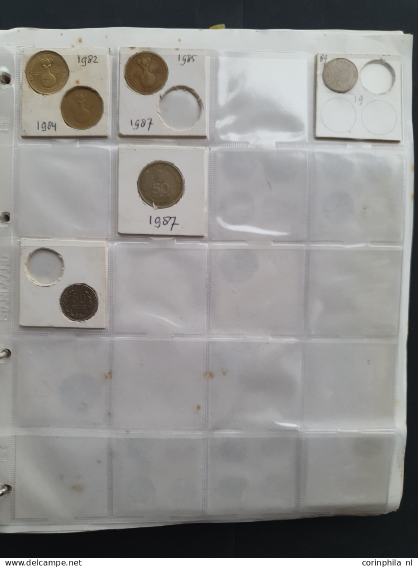 collection Middle and South America 1800-2000 with some silver, among which Mexico 8 Reales 1809 TH in 3 albums