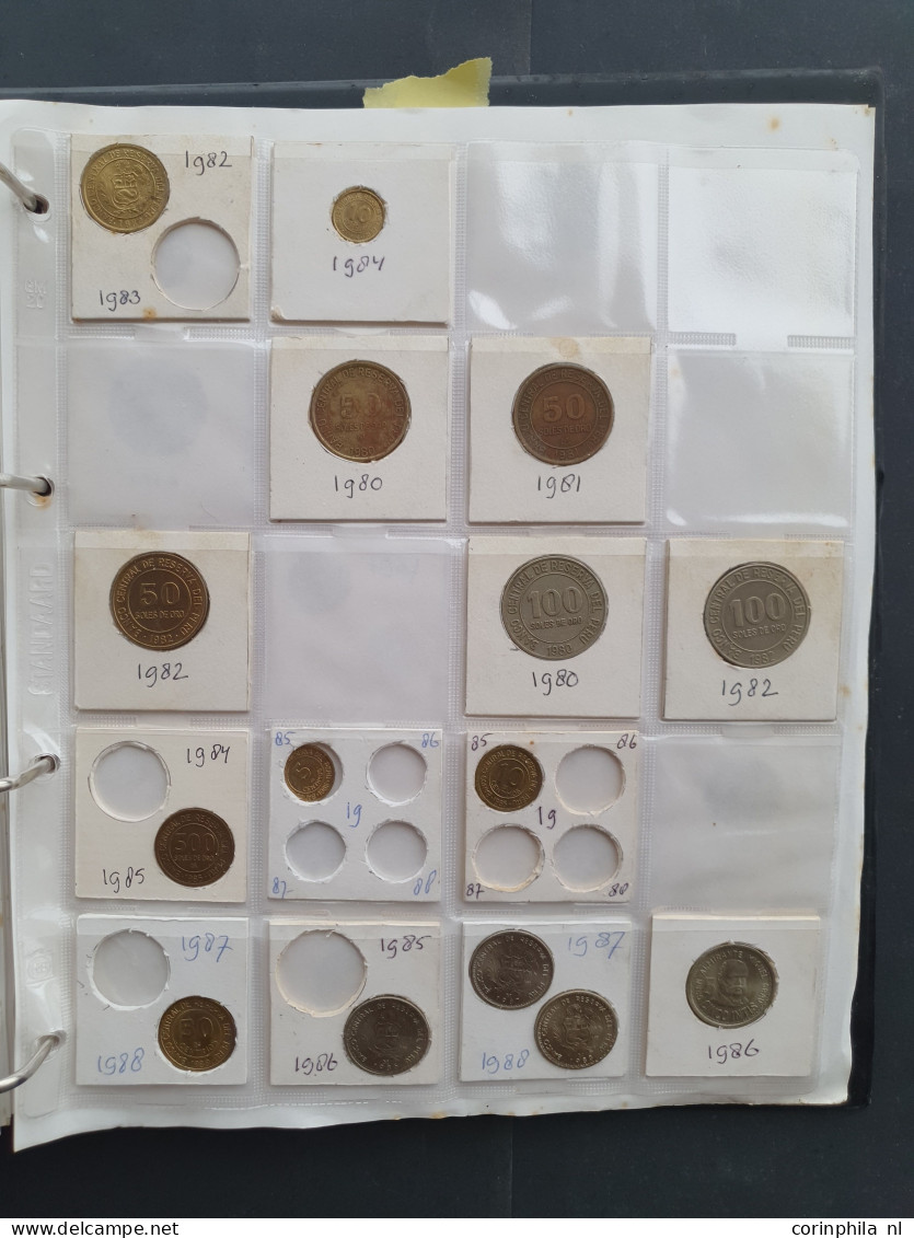 collection Middle and South America 1800-2000 with some silver, among which Mexico 8 Reales 1809 TH in 3 albums