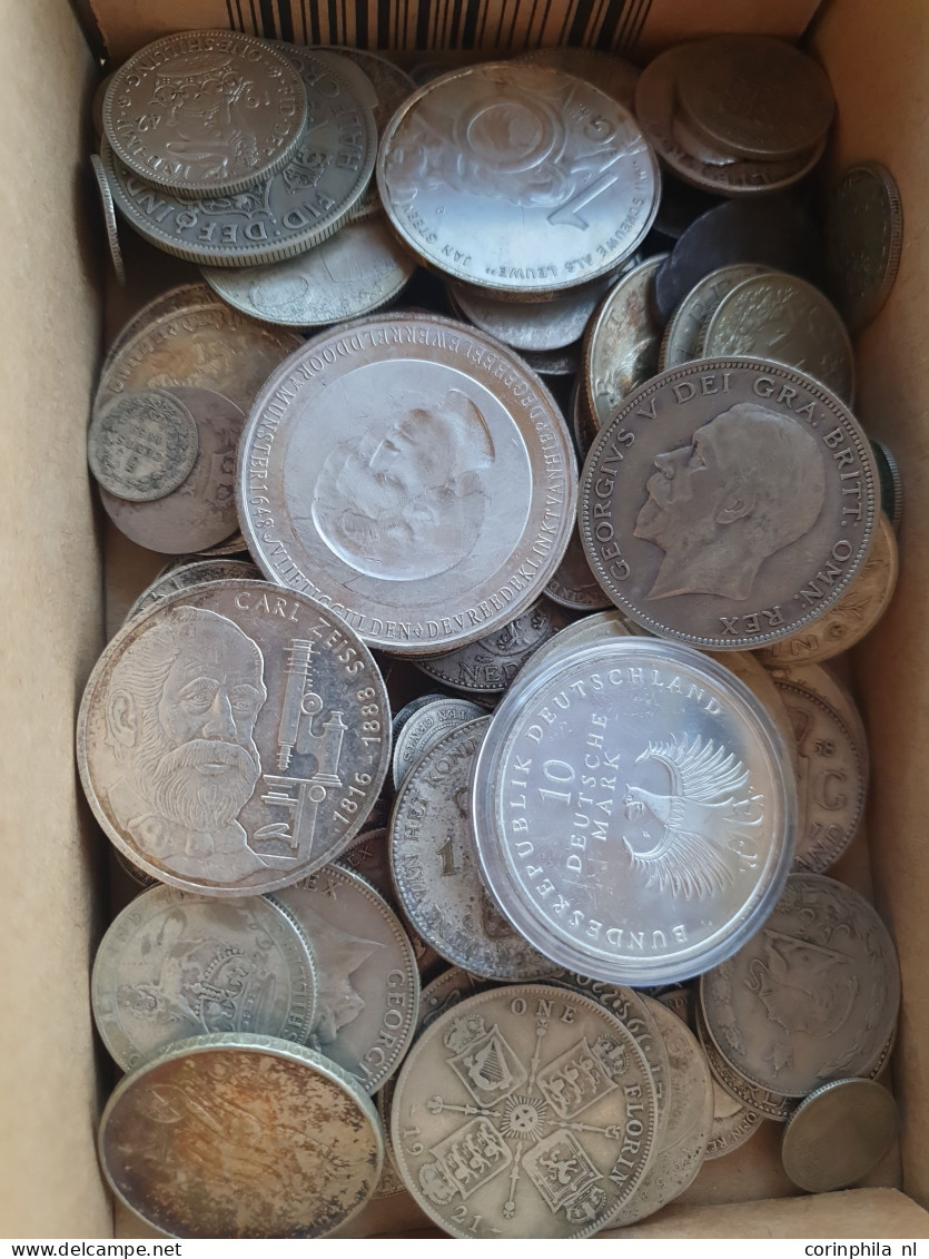 Unsorted Silver World Coins Mainly 20th Century, Around 680gr. Bruto In Small Box - Collections & Lots