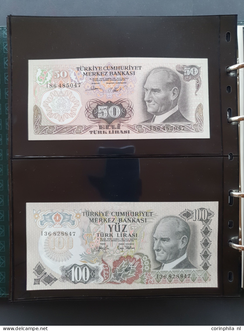 kleine verzameling bankbiljetten wereld met o.a. Ceylon 100, 50 en 20 (2) rupees 1979 in UNC in album