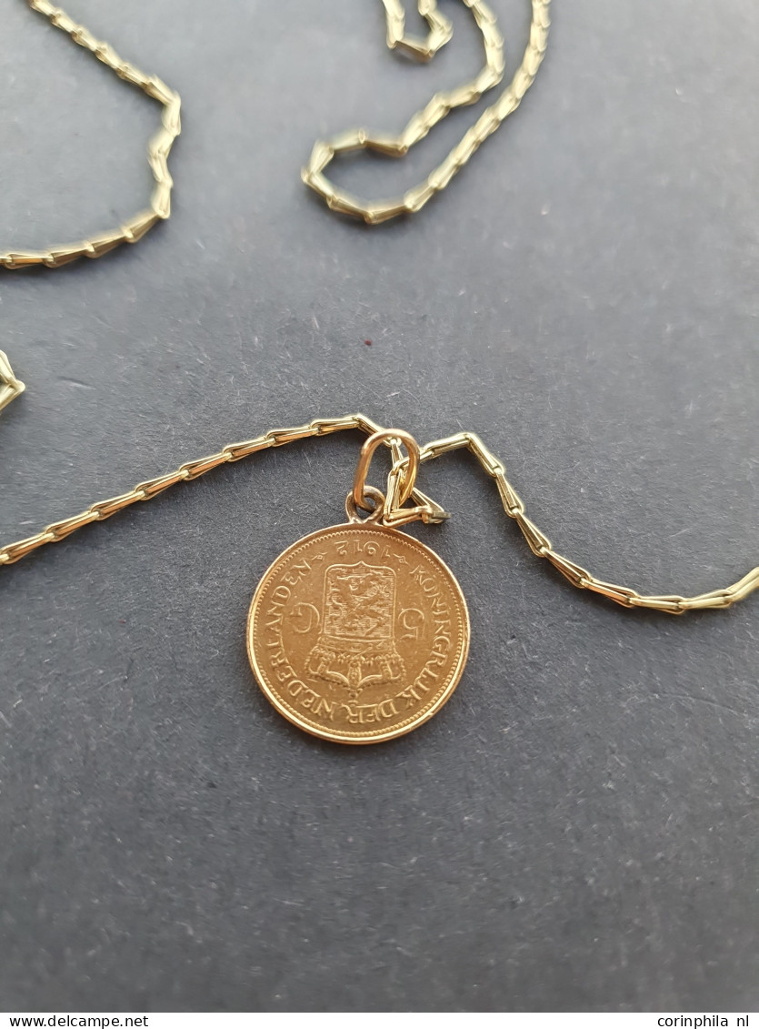 Gouden Vijf Gulden Vermaakt Te Hanger Met Onedele Ketting. - Otros & Sin Clasificación