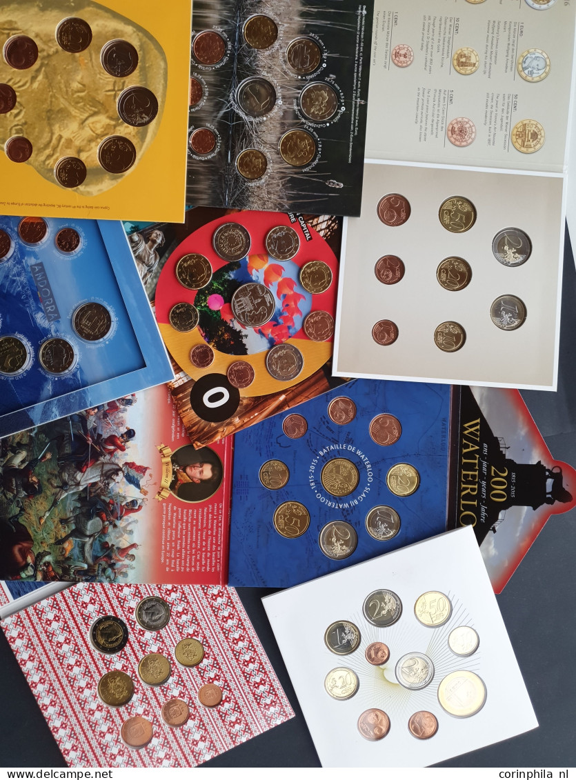 collectie muntsets Nederland en Europa (700 stuks) vnl. Euro jaarsets, herdenkingssets etc. waarbij betere in drie verhu