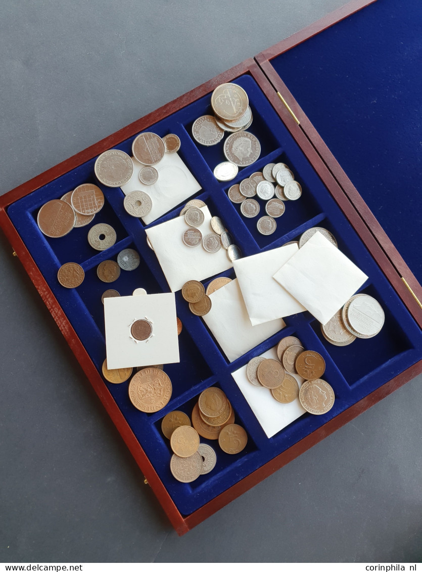 Twee Luxe Houten Boxen Met Moderne Zilveren Munten In Capsules (59), Coincards (39), Zilver Koninkrijk, Houten Cassette  - Andere & Zonder Classificatie