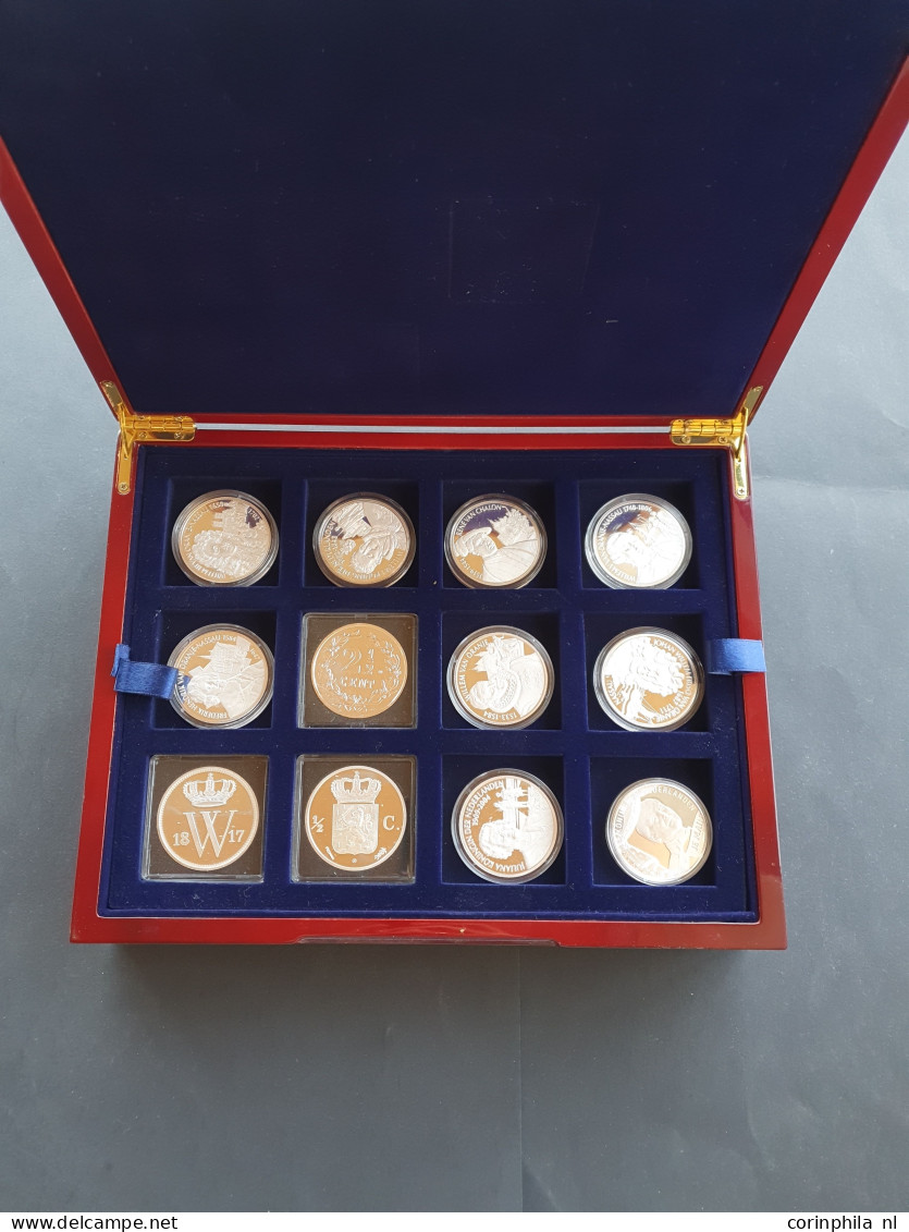 Twee luxe houten boxen met moderne zilveren munten in capsules (59), coincards (39), zilver Koninkrijk, houten cassette 