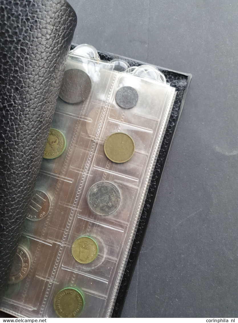 Euro munten, coin cards 5 Euro, bankbiljetten waarbij Nederland in doos