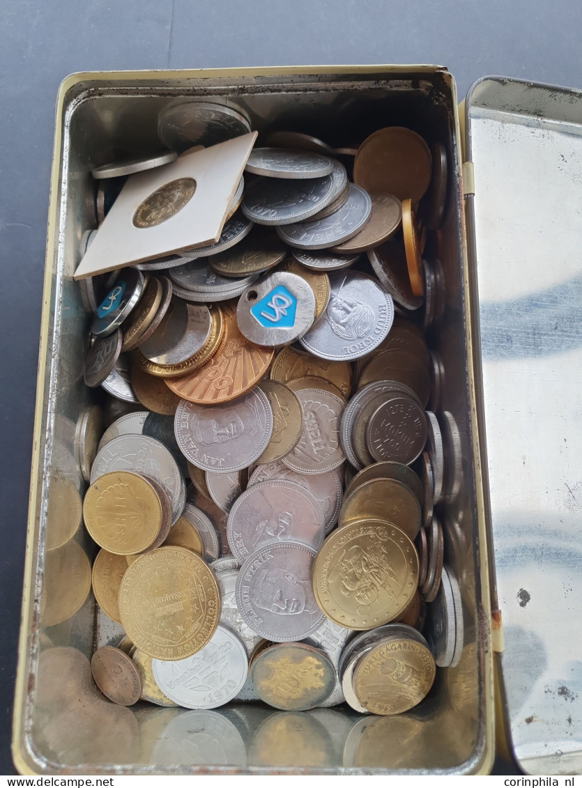 Euro munten, coin cards 5 Euro, bankbiljetten waarbij Nederland in doos