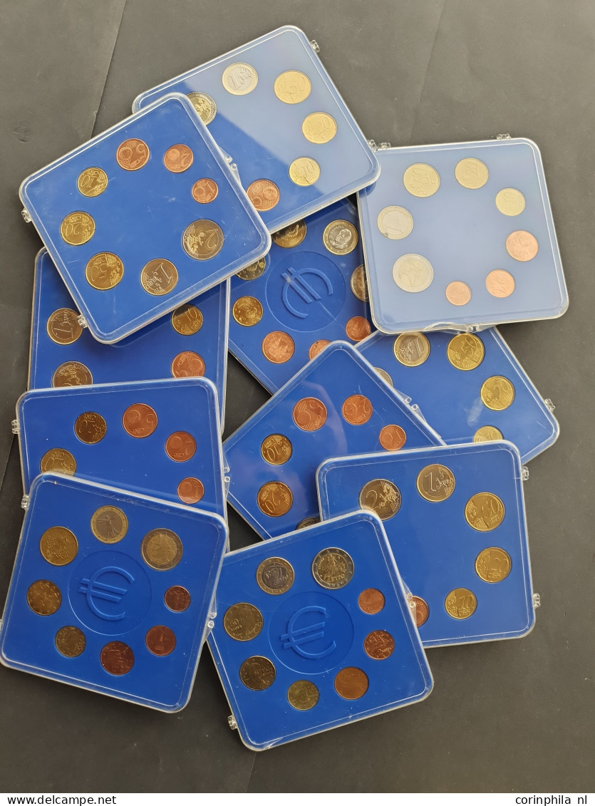 Euro munten, coin cards 5 Euro, bankbiljetten waarbij Nederland in doos