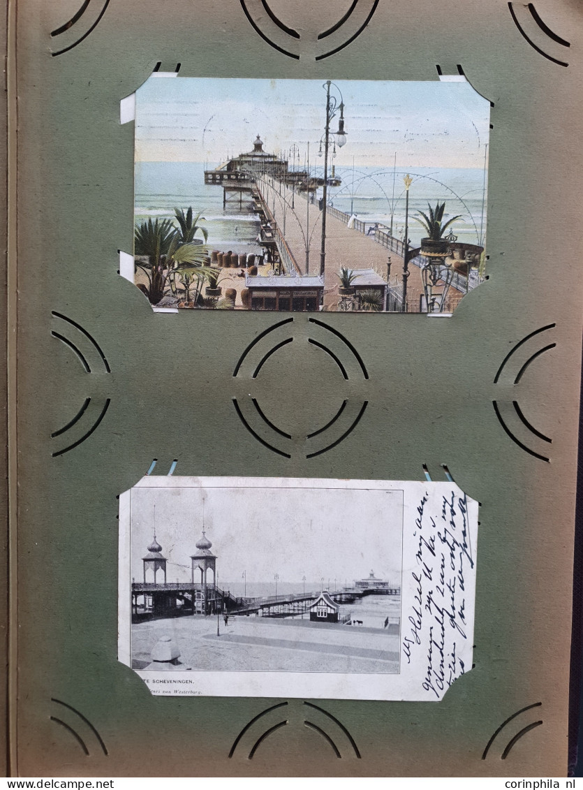 Cover Den Haag en Scheveningen (ruim 800 prentbriefkaarten) w.b. oude en zeer oude in 3 albums