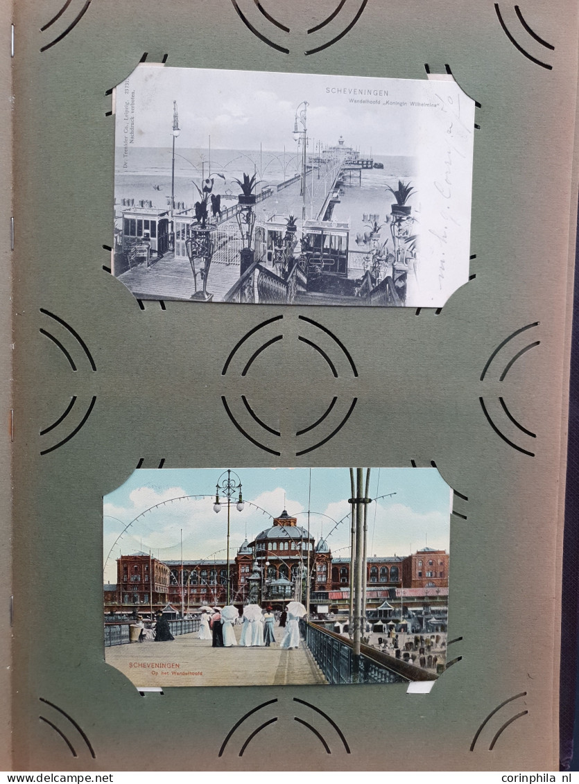 Cover Den Haag en Scheveningen (ruim 800 prentbriefkaarten) w.b. oude en zeer oude in 3 albums