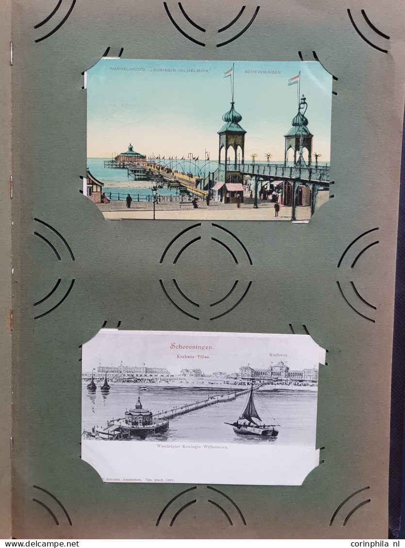 Cover Den Haag en Scheveningen (ruim 800 prentbriefkaarten) w.b. oude en zeer oude in 3 albums